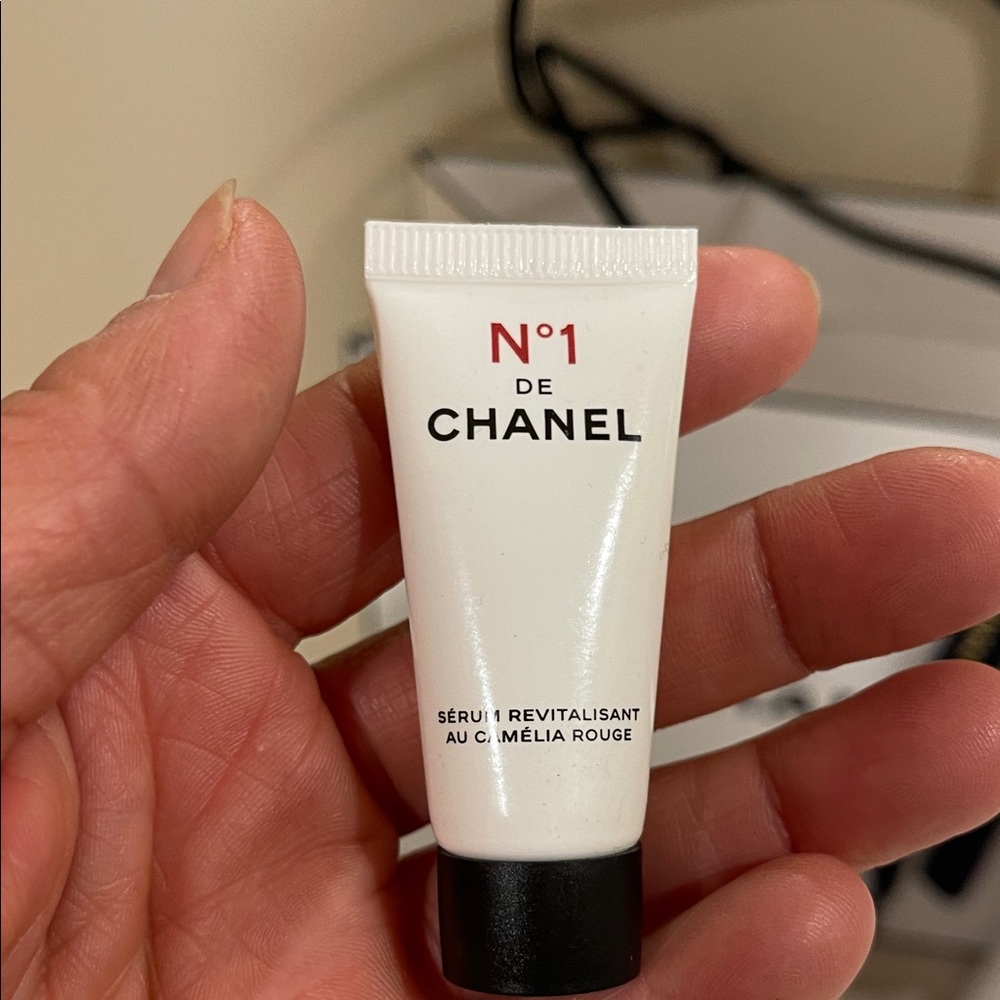 No.1 De Chanel Revitalisant Au Camellia Rouge Serum - Picture 5 of 8